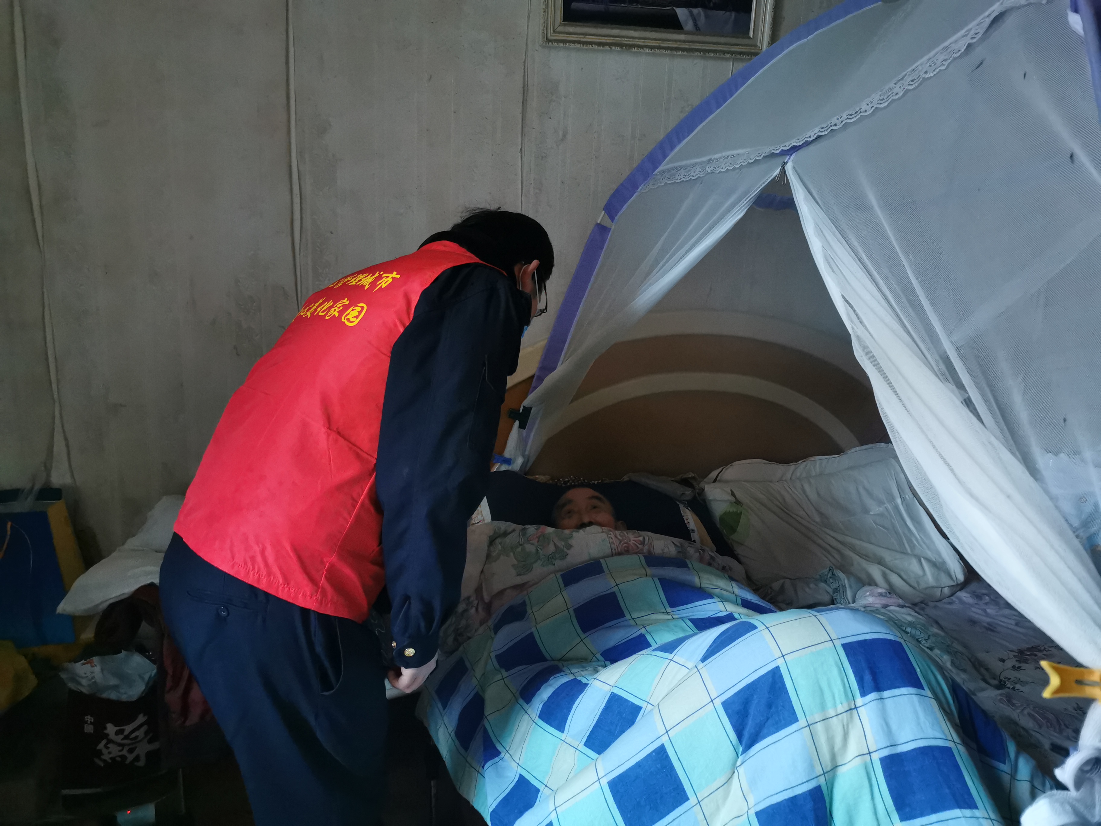 慰问孤寡老人传递爱心正能量