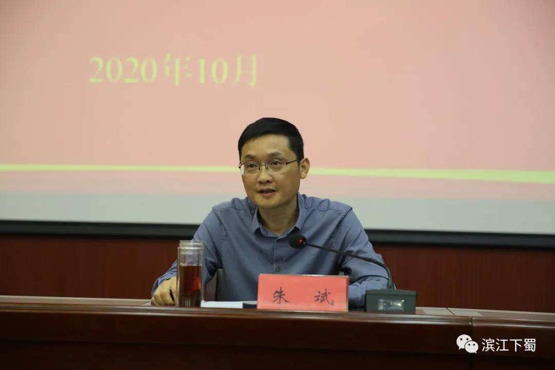 党委副书记朱斌传达了上级会议精神,介绍了村委会换届工作要点,并对