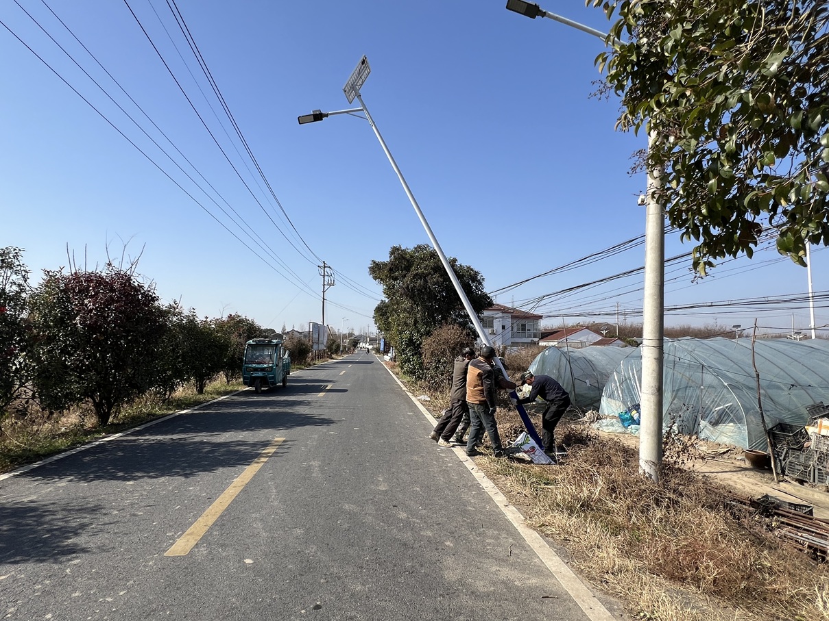 华阳街道：太阳能路灯点亮乡村新生活