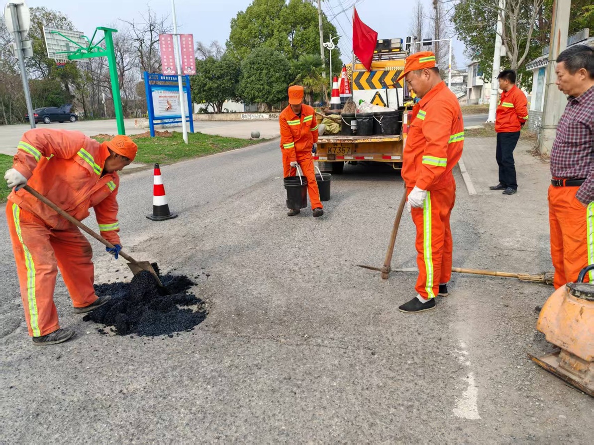 华阳街道：坑洼道路“小修补” 铺就民生“顺心路”
