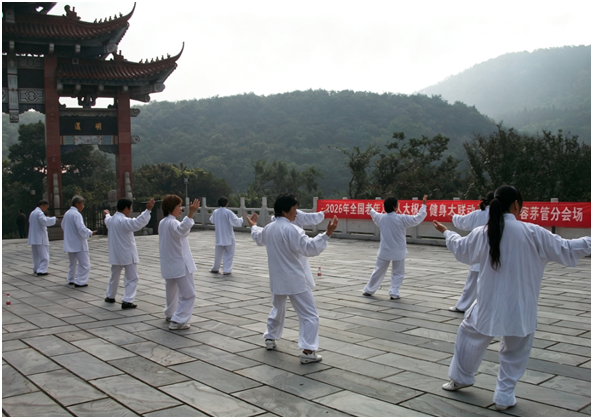 茅山风景区：白衫舞动茅山景 太极联动健身情