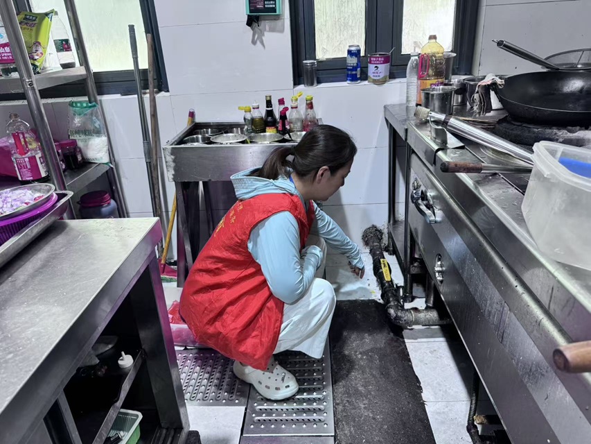 华阳街道：排查餐饮隐患 守护舌尖平安
