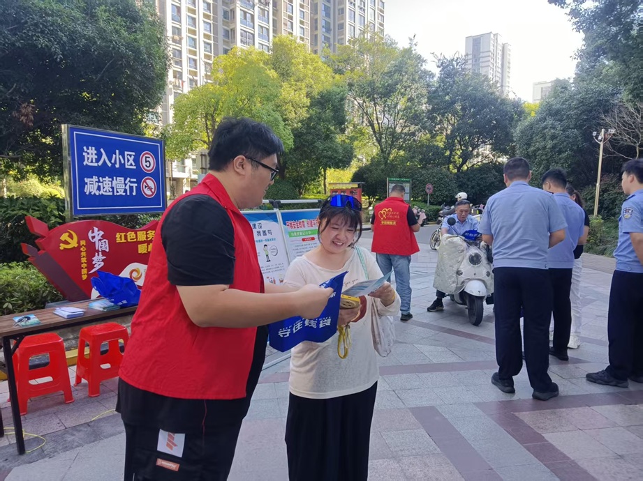 华阳街道：平安宣传入人心 爱心义诊送健康